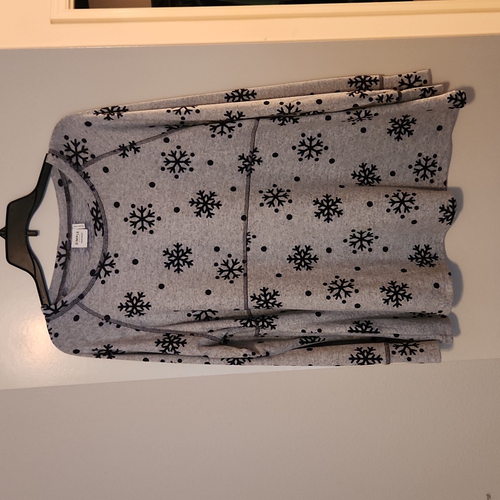 Suzanne Betro long sleeve knit top.  Gray with black snowflakes. Size XL